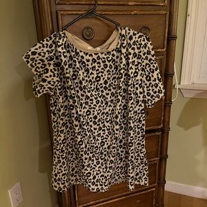 Casual leopard printed top.